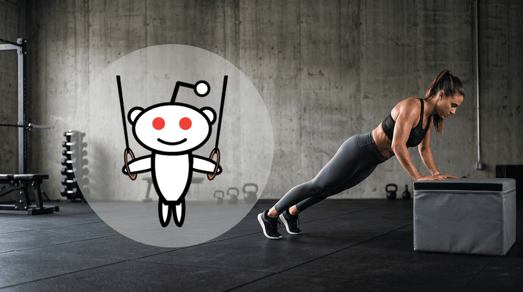 Athlet am oberen Punkt eines sauberen Klimmzugs in einem minimalistischen Betongym